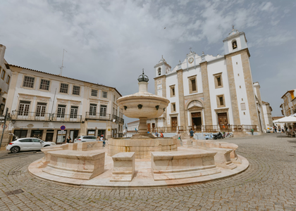 Praça do Giraldo with the fountain and Santo Antão Church in Évora, Portugal.
