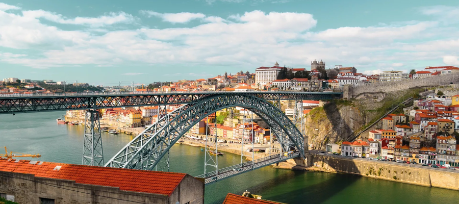 Panoramic view of the Dom Luís I Bridge over the Douro River in Porto, Portugal.