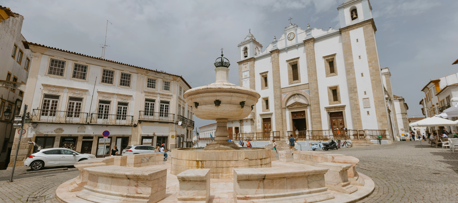 Praça do Giraldo with the fountain and Santo Antão Church in Évora, Portugal.