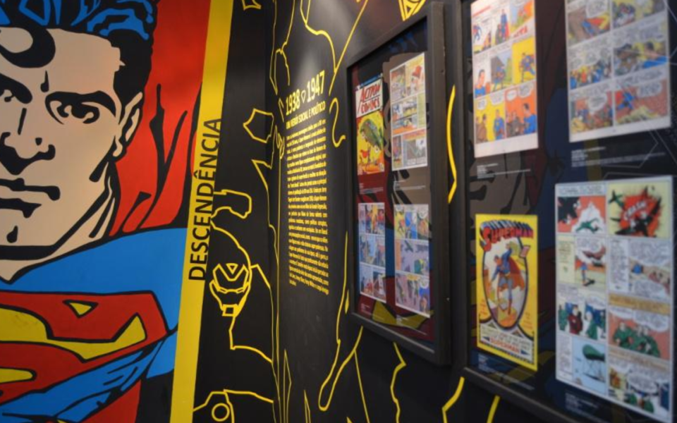 Wall exhibition at Amadora BD, Portugal's international comic book festival. The image features colorful panels of classic Superman comics and a bold mural with the word “Descendência,” highlighting the cultural legacy and evolution of comic book heroes from 1938 to 1947.