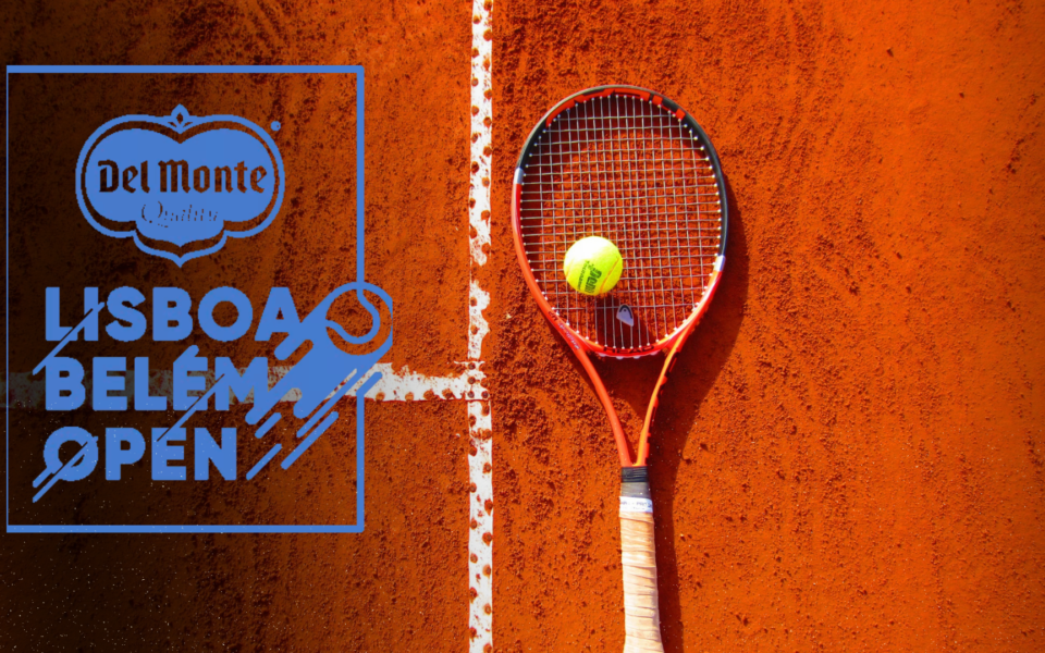 Tennis racket and ball on a clay court with the Lisboa Belém Open logo sponsored by Del Monte, representing a professional clay tennis tournament in Portugal.