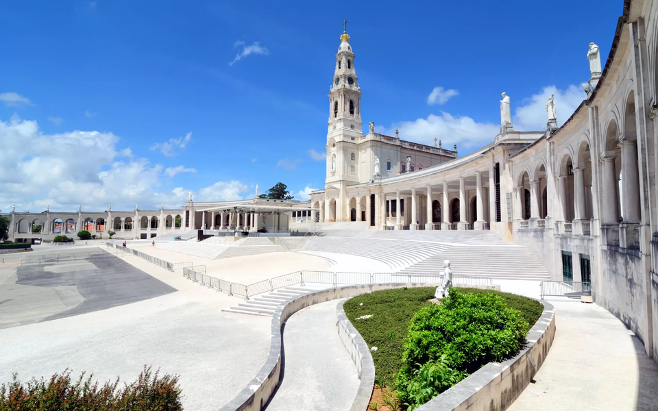 Frontal view of Fátima Sanctuary with the Basilica and colonnades