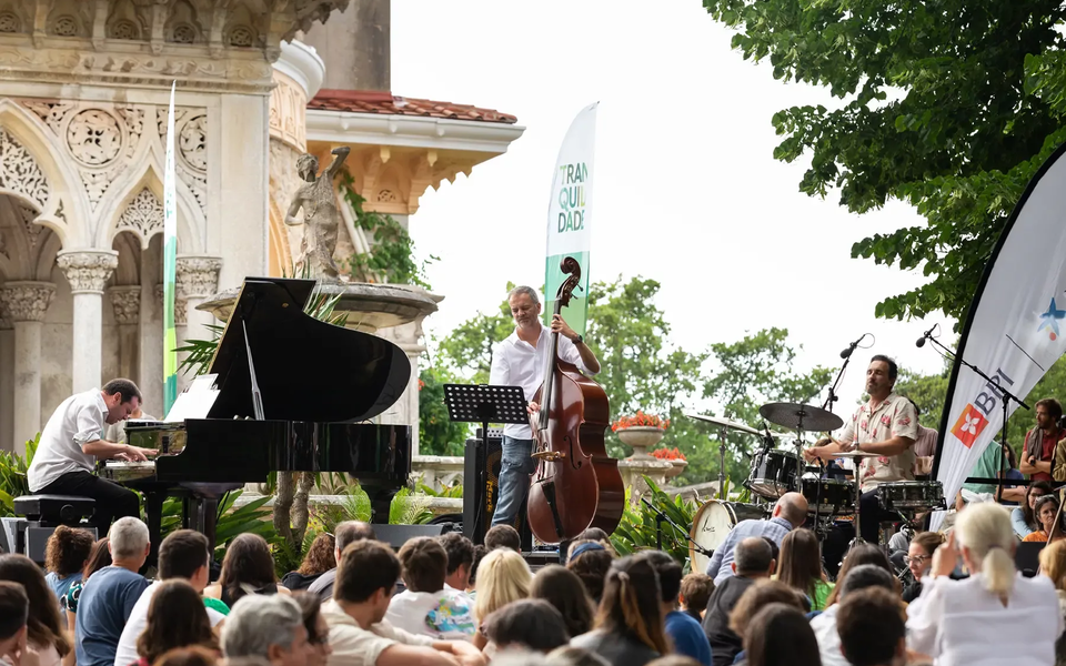 Jazz trio Kolme performing live at Monserrate Palace in Sintra during the 2023 Jazz em Monserrate festival, with piano, double bass and drums on stage.