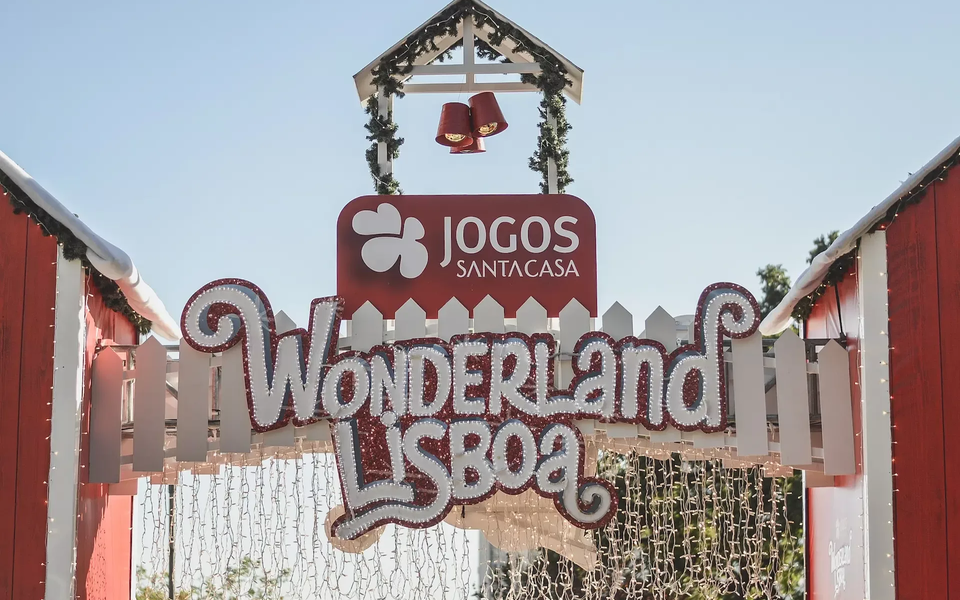 Wonderland Lisboa entrance sign with Christmas lights and Jogos Santa Casa sponsorship banner on top